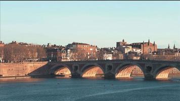 Secuencia de video 4k de toulouse, francia - el pont neuf visto desde el pont saint pierre
