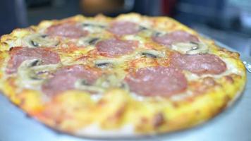 pizza quente com salame, tomate, mussarela e manjericão