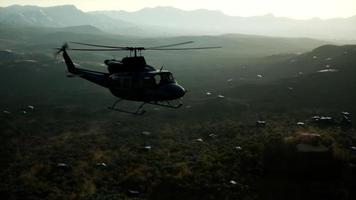 Helicóptero militar de los Estados Unidos en cámara lenta en Vietnam foto