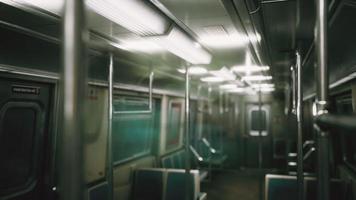 vagón de metro en EE. UU. vacío debido a la epidemia de coronavirus covid-19 foto
