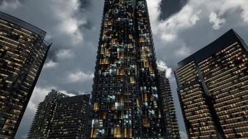 edificios de oficinas de cristal skyscrpaer con cielo oscuro foto