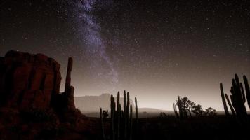 hiperlapso en el desierto del parque nacional del valle de la muerte iluminado por la luna bajo las estrellas de la galaxia foto