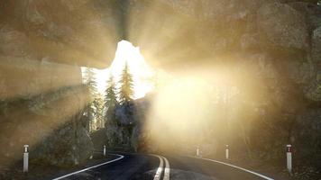 Tonel de camino rocoso en la montaña al atardecer foto