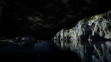 fiordo con nubes de tormenta oscuras foto