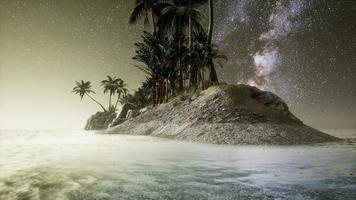 hermosa playa tropical de fantasía con estrella de la vía láctea en el cielo nocturno foto