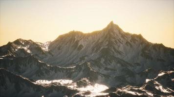 vista aérea de las montañas de los alpes en la nieve foto