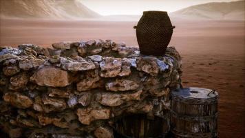 antiguo pozo de agua de piedra en el desierto foto