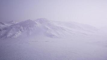 paisaje aéreo de montañas nevadas y costas heladas en la Antártida foto