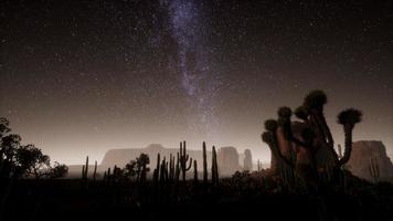 hiperlapso en el desierto del parque nacional del valle de la muerte iluminado por la luna bajo las estrellas de la galaxia foto