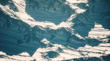 vista aérea de las montañas de los alpes en la nieve foto