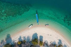 vista aérea de hermosas aguas claras e isla con barcos en labuan bajo indonesia foto