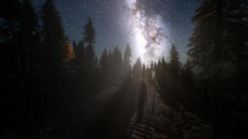 la vía láctea sobre el ferrocarril y el bosque foto