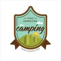 diseño de camping y aventura en la naturaleza de montaña vector