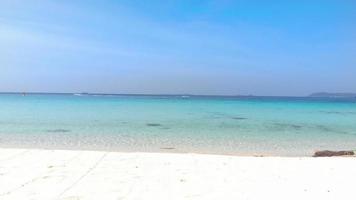 bela praia do mar no verão, paraíso insular de luxo para viagens de turismo nas férias de verão. video