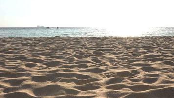 hermosa playa de mar en verano, isla paradisíaca de lujo para viajes de turismo en vacaciones de verano. video