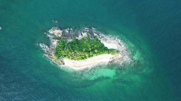Luftaufnahme von oben und schöner Meeresstrand bei Draufsicht auf den Sommer, luxuriöses Inselparadies für Tourismusreisen im Sommerurlaub. video