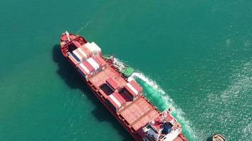Remorqueur faites glisser le navire cargo conteneurs navire à fret international container yard port concept expédition par mer video