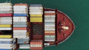 vista aerea dall'alto della nave marittima da carico con scia di scia nell'oceano nave che trasporta container e funziona per il concetto di esportazione tecnologia spedizione merci tramite nave servizio intelligente video