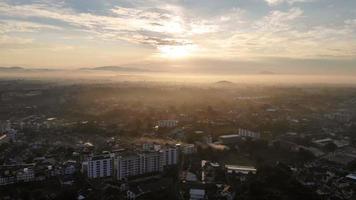 vista aerea di alberi coperti di nebbia nella valle bellissimo concetto di viaggio autunnale. video