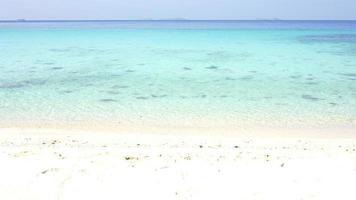 belle plage de mer en été, île paradisiaque de luxe pour les voyages touristiques en vacances d'été. video