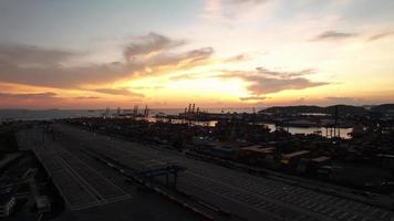 Intelligentes Frachtcontainerschiff bei Sonnenuntergang Import-Export-Containerkonzept Frachtschifffahrt Seehafen. video