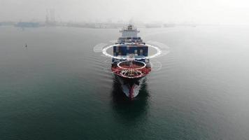 antenne in vooraanzicht van vrachtschip met container en rennen voor exportgoederen van vrachtwerfhaven naar aangepast oceaanconcepttechnologietransport, inklaring. video