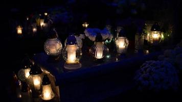 muitas velas acesas em um cemitério noturno, dia de todos os santos - 1º de novembro na polônia