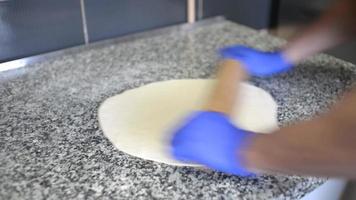 un cuisinier travaille avec de la pâte pour une bonne pizza italienne video