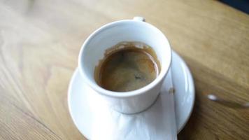 primer plano, un hombre vierte azúcar en una taza de café espresso