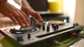 DJ mãos close-up misturando música em uma festa em casa video