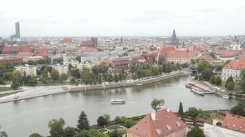 vista dall'alto della città di Breslavia - panorama delle strade e della riva del fiume video