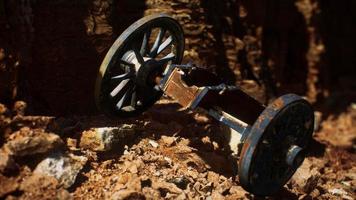 pistola histórica antigua en el cañón de piedra foto