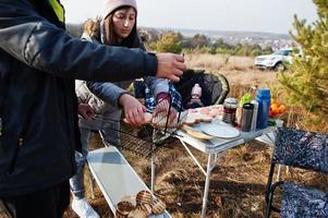 barbacoa familiar en una terraza en el bosque de pinos. día de barbacoa con parrilla. foto