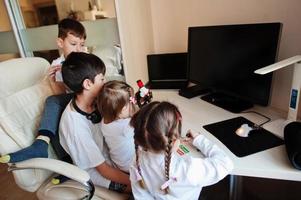 niños usando microscopio aprendiendo clases de ciencias en casa. foto