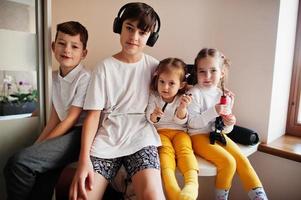 niños usando microscopio aprendiendo clases de ciencias en casa. foto