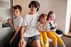 niños usando microscopio aprendiendo clases de ciencias en casa. foto