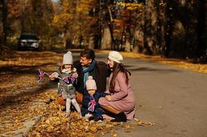 fiesta nacional del reino unido. familia con banderas británicas en el parque de otoño. britanicidad celebrando el Reino Unido. Dos niños. foto