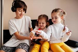 niños usando microscopio aprendiendo clases de ciencias en casa. foto