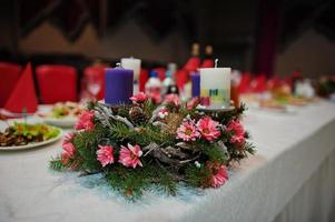 composición de decoración navideña en la mesa foto