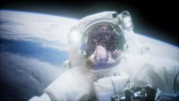 astronauta en la caminata espacial. elementos de esta imagen proporcionados por la nasa foto