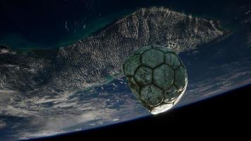 viejo balón de fútbol en el espacio en órbita terrestre foto