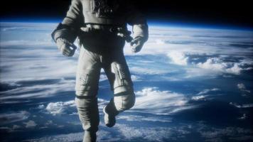 astronauta en el espacio ultraterrestre contra el telón de fondo del planeta tierra foto