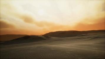 Puesta de sol en el desierto de 8k con nubes de colores brillantes foto