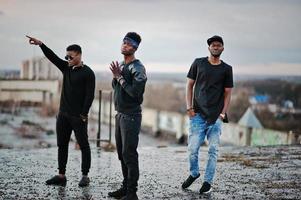 banda de tres cantantes de rap en el techo foto