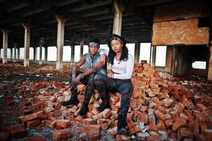 pareja de afroamericanos de hip-hop en metro foto