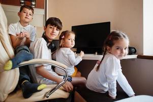 niños usando microscopio aprendiendo clases de ciencias en casa. foto