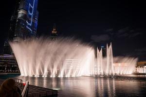 rascacielos burj khalifa en la noche en dubai. hermosas fuentes frente al burj khalifa. foto