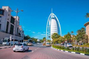 vista del hotel de lujo burj al arab visto desde medinat jumeirah, dubai foto