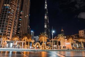 rascacielos burj khalifa en la noche en dubai. estatua de dragón frente al burj khalifa. año Nuevo Chino. foto