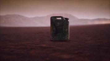 viejo bote de combustible oxidado en el desierto foto